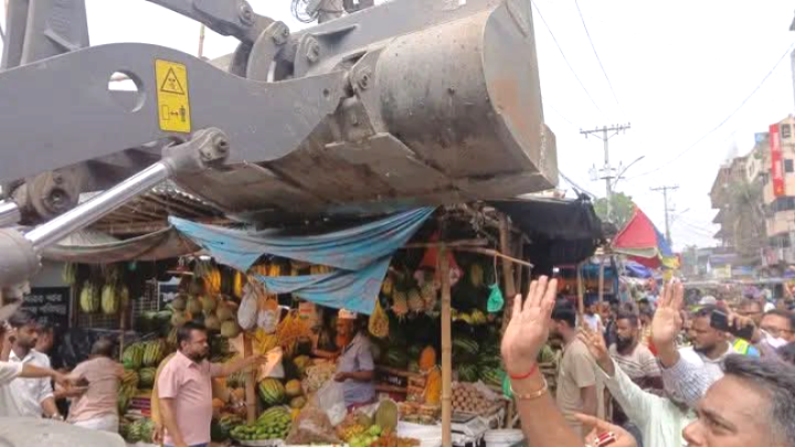 গাজীপুরে রেলক্রসিং দখলমুক্তে কঠোর অভিযান, জনমনে স্বস্তি