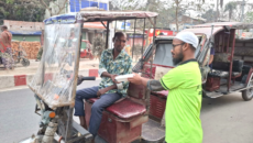 গাইবান্ধায় শ্রমজীবী মানুষের মাঝে ইফতার বিতরণ