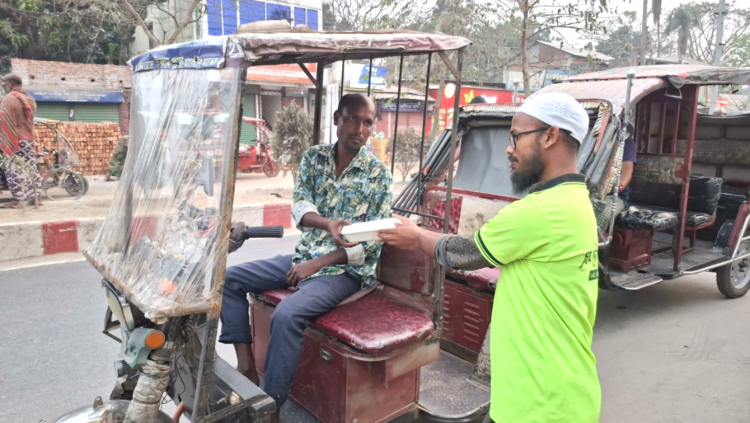 গাইবান্ধায় শ্রমজীবী মানুষের মাঝে ইফতার বিতরণ