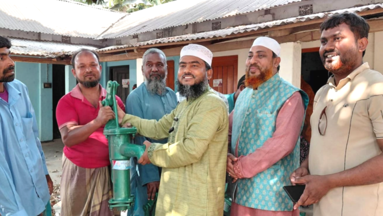 ঠাকুরগাঁওয়ে অসহায় দরিদ্রদের মাঝে ছাগল ও টিউবল বিতরণ