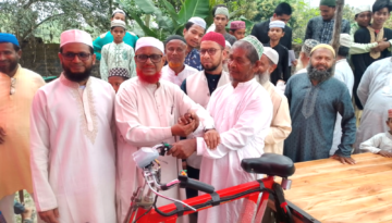 হারিয়ে যাওয়া আলতাফ হোসেনের ভ্যান কিনে দিলেন এমপি এটিএম আজহারুল ইসলাম