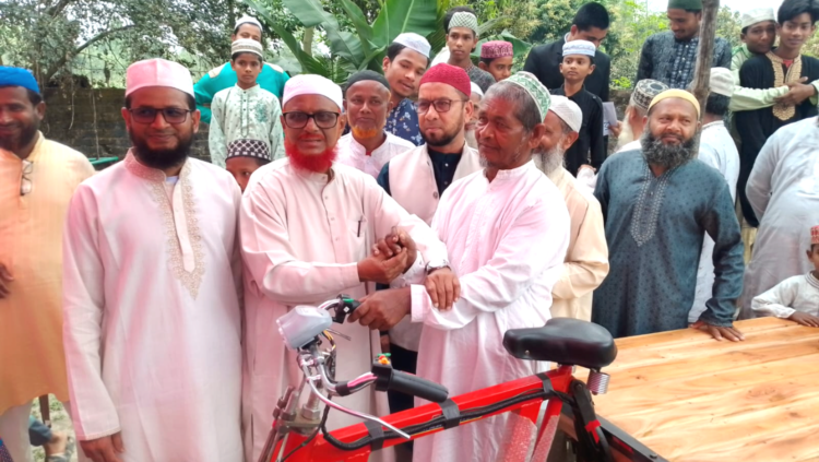 হারিয়ে যাওয়া আলতাফ হোসেনের ভ্যান কিনে দিলেন এমপি এটিএম আজহারুল ইসলাম