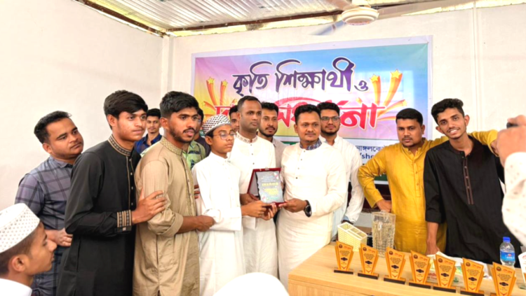 কুমিল্লার আদ্রা ইউনিয়নে ‘শেষবেলা’র উদ্যোগে কৃতি শিক্ষার্থী ও দাতা সংবর্ধনা