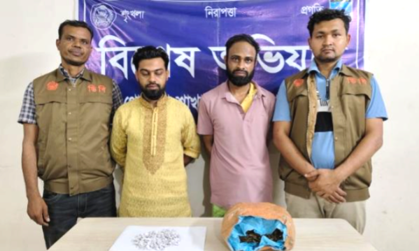 সাভার-আশুলিয়ায় পৃথক অভিযানে ৩০০ পুড়িয়া হেরোইন ও ১ কেজি গাঁজাসহ দুই মাদক ব্যবসায়ী গ্রেফতার