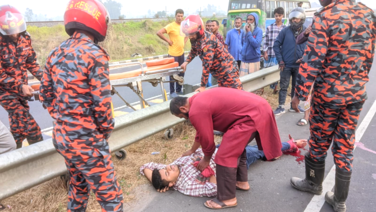 ঢাকা-মাওয়া এক্সপ্রেসওয়েতে মোটরসাইকেল দুর্ঘটনা তরুণ নিহত, সঙ্গী আশঙ্কাজনক