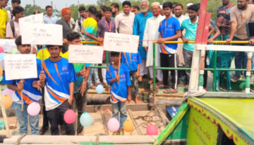 শ্যামনগরে স্টেকহোল্ডারদের ডাস্টবিন বিতরণ, শিক্ষার্থীদের ট্রলার উপহার