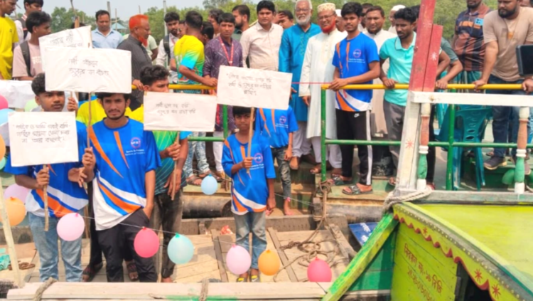 শ্যামনগরে স্টেকহোল্ডারদের ডাস্টবিন বিতরণ, শিক্ষার্থীদের ট্রলার উপহার