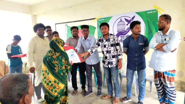 আমতলীতে অসহায় নারীদের মাঝে স্বপ্ন ছোঁয়া স্বেচ্ছাসেবী যুব সংগঠনের ঈদ বস্ত্র বিতরণ