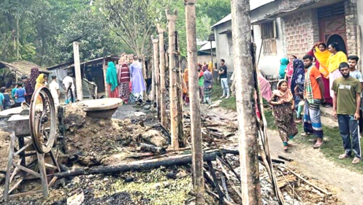 কুষ্টিয়ায় কয়েল থেকে অগ্নিকাণ্ড, গবাদিপশুসহ পুড়েছে বসতঘর