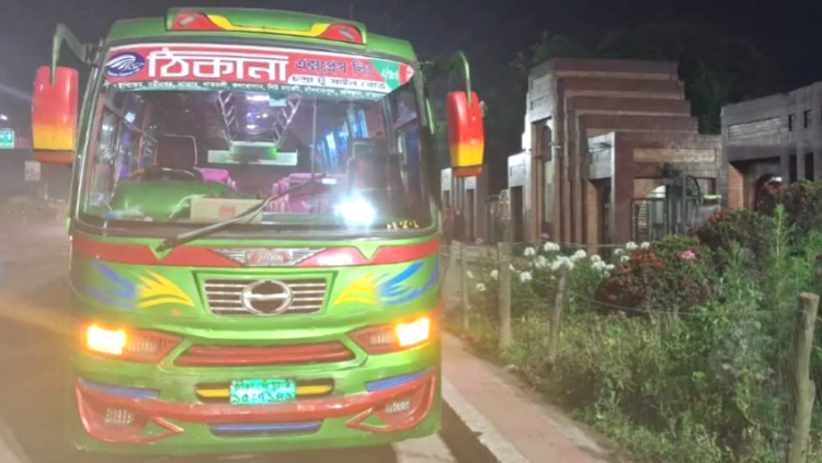 চলন্ত বাস থেকে জাবি শিক্ষার্থীকে ফেলে দেওয়ার অভিযোগে উত্তাল ক্যাম্পাস, সড়কে বিক্ষোভ-বাস আটক