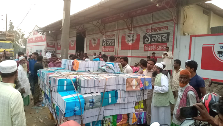 ‎শেরপুরে সরকারি বইয়ের বিশাল চালান জব্দ, স্টোর সিলগালা