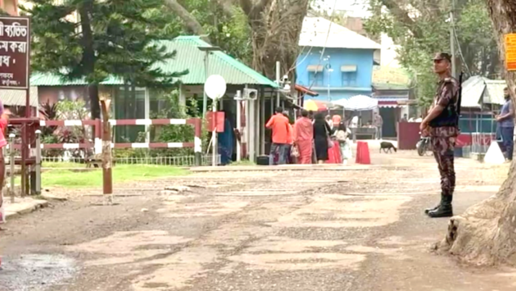 ভারতীয় হিলি কাস্টমস কর্মকর্তার মৃত্যুর কারণে হিলি স্থলবন্দর দিয়ে আমদানি রফতানি বন্ধ