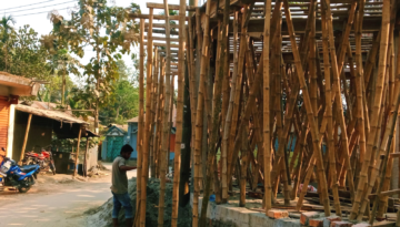 দিগপাইত কলেজ রোডে রাস্তা দখল করে ভবন নির্মাণ, দুর্ঘটনার ঝুঁকিতে পথচারীরা!