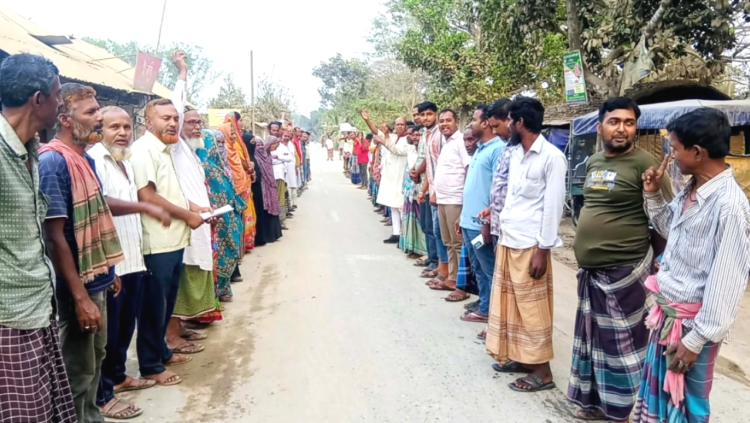 শ্রীপুরে ইউপি সদস্যের বিরুদ্ধে বিক্ষোভ, মানববন্ধন ও স্মারকলিপি প্রদান