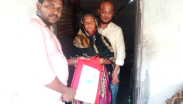 আমতলীতে যুব সংগঠনের পক্ষ থেকে অসহায় নারীদের মাঝে ঈদ বস্ত্র বিতরণ