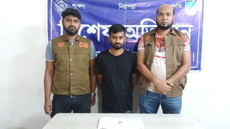 আশুলিয়ায় গভীর রাতে ডিবি পুলিশের অভিযান: ৫০ পিস ইয়াবাসহ পেশাদার মাদক ব্যবসায়ী গ্রেফতার