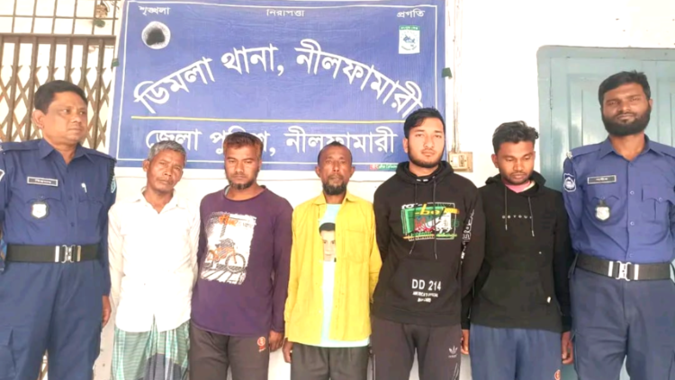 ডিমলায় তিস্তা নদী থেকে অবৈধভাবে মেশিনে পাথর উত্তোলন: অভিযান চালিয়ে ৫ শ্রমিক আটক