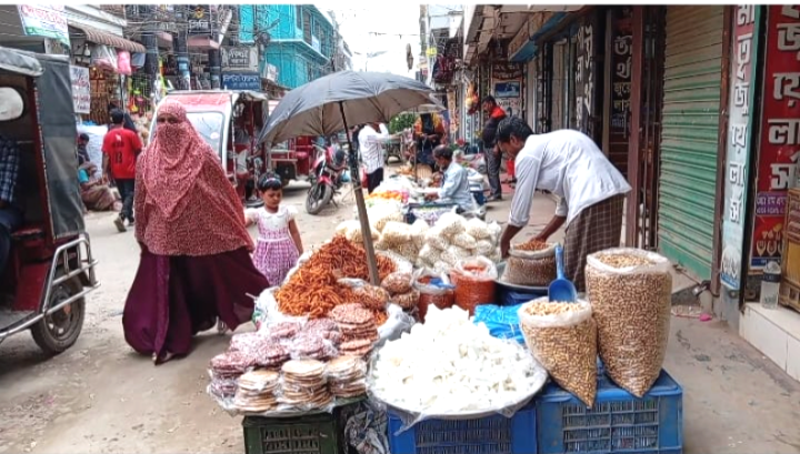 মানুষ চলাচলের রাস্তায় বসে ভ্রাম্যমাণ দোকান
