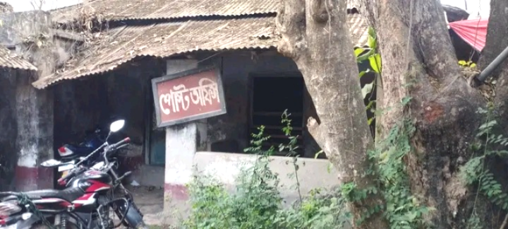 আত্রাইয়ের বান্দাইখাড়া পোস্ট অফিসে চরম দুরবস্থা, স্থায়ী ভবনের দাবিতে এলাকাবাসী