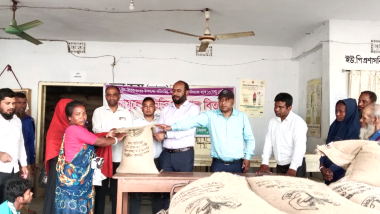 বিরলের ৬নং ভান্ডারা ইউনিয়নে ৫ হাজার ২৪৮ পরিবারের মাঝে বিনামূল্যে চাল বিতরণ