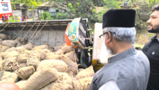 লাউড়ি ব্রিজে ট্রাক খাদে পড়ে দুর্ঘটনা: এমপি গাজী এনামুল হক দ্রুত হাসপাতালে ছুটে আহত চালকের চিকিৎসা নির্দেশ