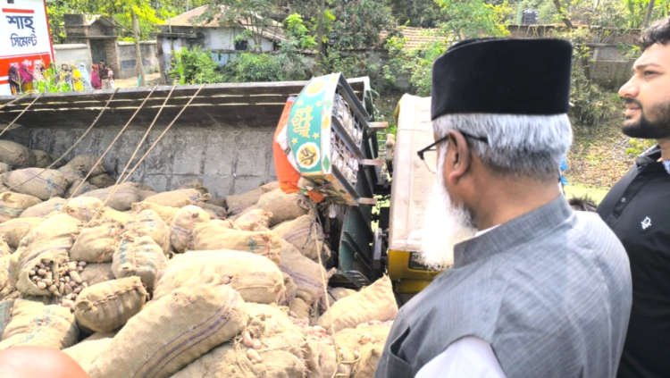 লাউড়ি ব্রিজে ট্রাক খাদে পড়ে দুর্ঘটনা: এমপি গাজী এনামুল হক দ্রুত হাসপাতালে ছুটে আহত চালকের চিকিৎসা নির্দেশ