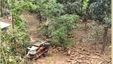 লামায় ট্রাক গাড়ি খাদে পড়ে ২ জনে মৃত্যু