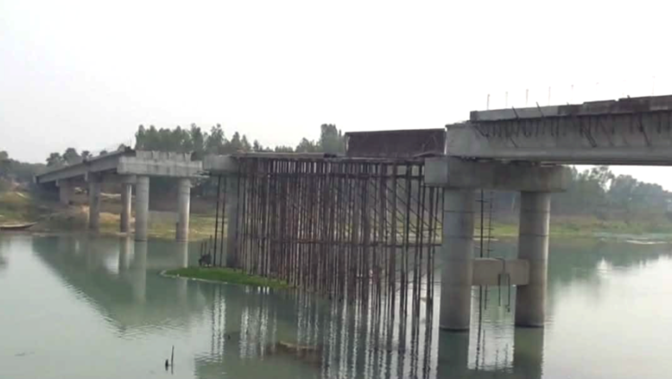 নওগাঁয় এলজিইডির নির্মানাধীণ সেতুর কাজ   অর্থ সংকটে আটকে আছে মাঝপথে