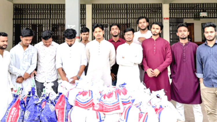 জামালপুরে ‘নিসআ’র উদ্যোগে পথচারী ও শ্রমজীবীদের মাঝে ইফতার বিতরণ