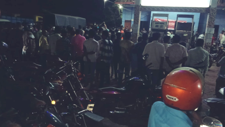 জালানী তেলের জন্য বাঘা উপজেলায় এক কিলোমিটার লাইন, যানজটের সৃষ্টি