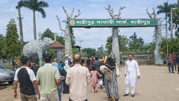 গাজীপুরে সাফারী পার্কে ঈদের ছুটিতে  দর্শনার্থীদের উপচেপড়া ভীড়