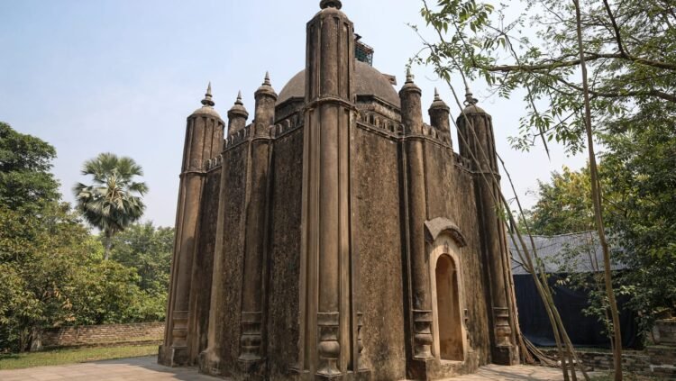 ইমামসহ মাত্র সাতজন যেই মসজিদে নামাজ আদায় করতে পারেন