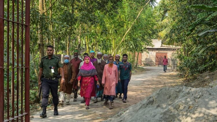 সুন্দরগঞ্জ উপজেলা কেন্দ্রীয় কবরস্থান ও নির্মানাধীন জামে মসজিদ পরিদর্শনে ইউএনও, অনুদানের প্রতিশ্রুতি