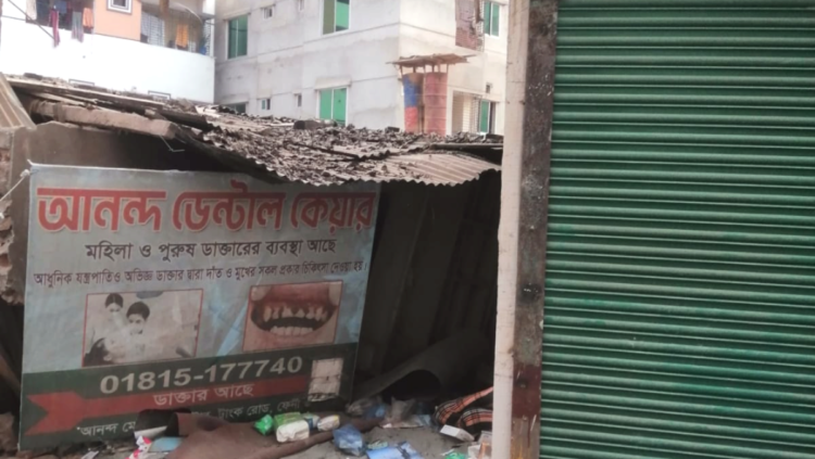 ফেনীতে আনন্দ মেডিসিন সেন্টারে হামলা, ভাঙচুর ও লুটের অভিযোগ