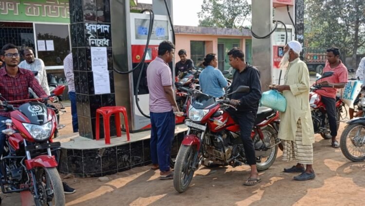 ঠাকুরগাঁওয়ে ‘রহস্যজনক’ জ্বালানি সংকট: সব পাম্পে একযোগে পেট্রোল উধাও