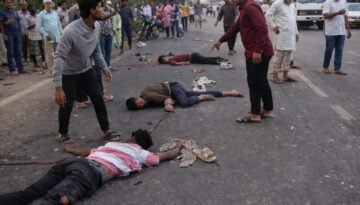 বেপরোয়া বাসের ধাক্কায় সড়কে ঝরল তিন প্রাণ