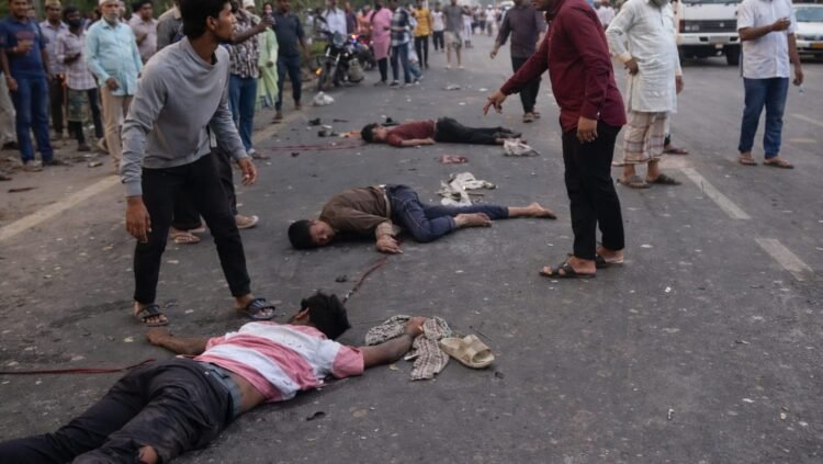 বেপরোয়া বাসের ধাক্কায় সড়কে ঝরল তিন প্রাণ