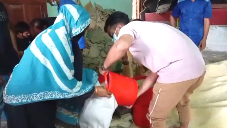 ১৮৩৩ টি পরিবারের মাঝে বি জিএফ এর চাউল বিতরণ
