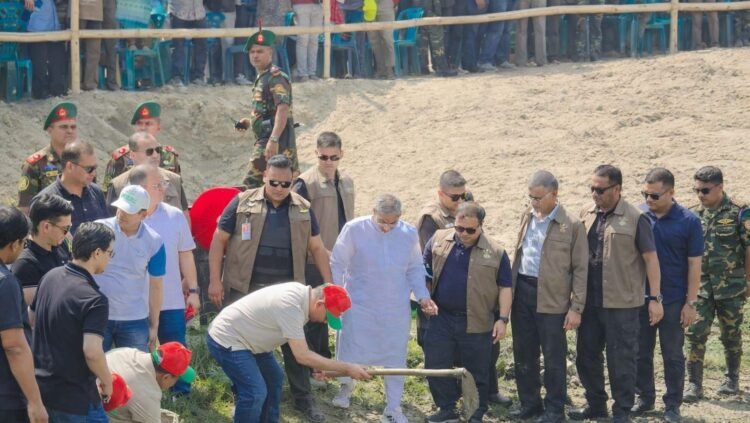 নিজ হাতে কদাল দিয়ে খালের মাটি কেটে খাল খননের শুভ উদ্বোধন করলেন প্রধানমন্ত্রী তারেক রহমান