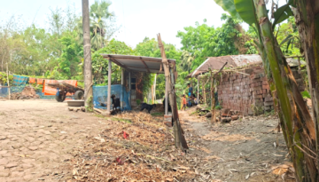 চলাচলের রাস্তা বন্ধ করে ঘর উত্তোলনের অভিযোগ