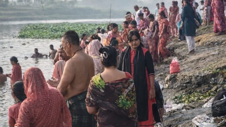 রায়গঞ্জে ফুলজোড়/করতোয়া নদীতে অষ্টমী পূণ্যস্নান, সনাতন ধর্মালম্বীদের ঢল
