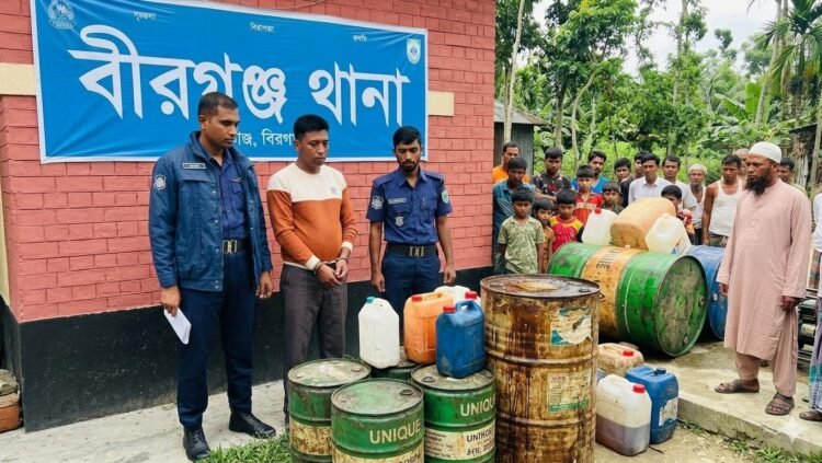 বীরগঞ্জে আওয়ামীলীগ নেতার বাড়ী হতে জ্বালানি তেল উদ্ধার