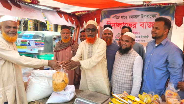 সিন্ডিকেট ভাঙতে নজিপুরে এমপি এনামুল হকের ‘বিনা লাভের বাজার’: স্বস্তিতে সাধারণ মানুষ