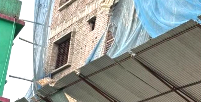 দুমকি উপজেলায়,  নির্মাণাধীন ভবন থেকে পড়ে দুই শ্রমিক আহত