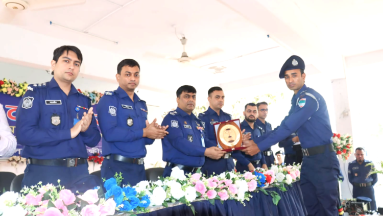 শ্যামনগরে চুরির মালামাল উদ্ধার ও চোরদের গ্রেফতার করে পুরস্কৃত হলেন এসআই সজীব আহমেদ