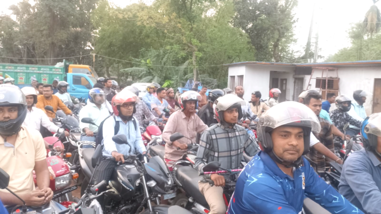 পত্নীতলায় হাজী পাম্পের ‘আনলিমিটেড’ তেল: উচ্ছ্বসিত বাইকাররা