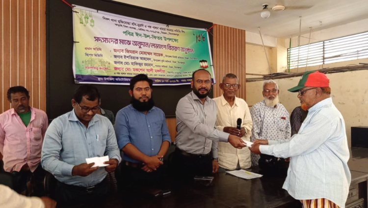 বিরল থানা মুক্তিযোদ্ধা হাঁস-মুরগী ও পশুপালন সমবায় সমিতি লিমিটেড এর সদস্যদের মাঝে পবিত্র ঈদ উল ফিতর উপলক্ষ্যে অনুদান/লভ্যাংশ বিতরণ