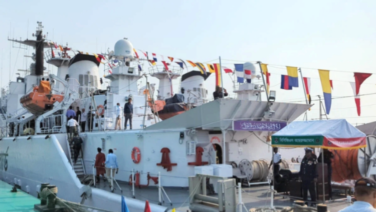 মোংলায় স্বাধীনতা দিবসে  যুদ্ধজাহাজ দেখতে  উন্মুক্ত