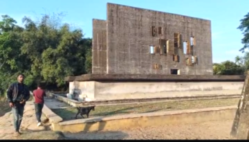 মধ্যনগরের মহিষখলা জাতীয় স্মৃতিসৌধটি  মারাত্মক নদী ভাঙনের কবলে,দেখার কেউ নেই