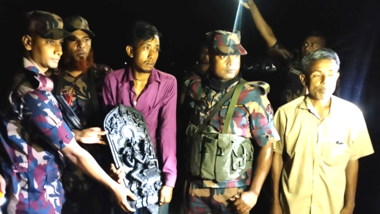 দিনাজপুর ব্যাটালিয়ন (৪২ বিজিবি)-এর বিশেষ অভিযানে দুষ্প্রাপ্য কষ্টিপাথরের মূর্তি ও বেলে পাথরের শীলা উদ্ধার, আটক ২ জন
